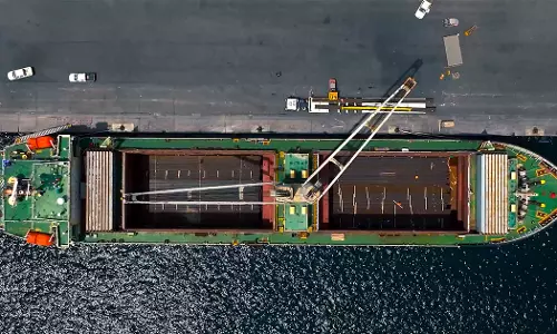 കുതിച്ചുപായാൻ ആദ്യ ചുവട്; ഒമാൻ-യുഎഇ ഹഫീത് റെയിലിനായി ട്രാക്കുകൾ എത്തി