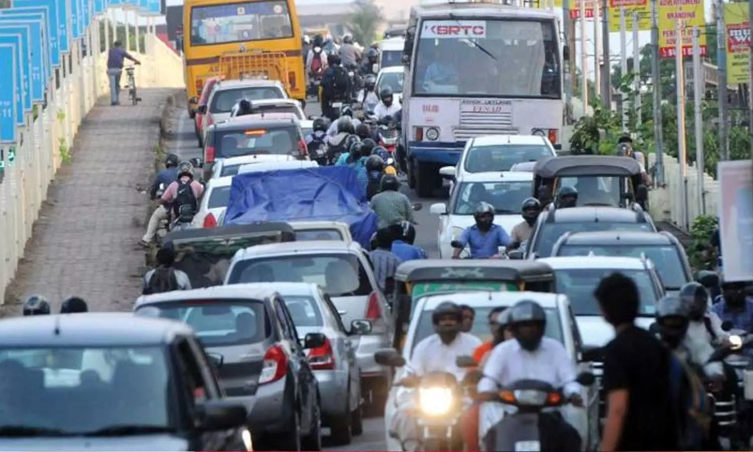കൊച്ചിയിലെ ഗതാഗതക്കുരുക്ക്; പൊലീസുകാർ നിരത്തിലിറങ്ങി ഗതാഗതം നിയന്ത്രിക്കണമെന്ന് ഹൈക്കോടതി കൊച്ചിയിലെ ഗതാഗതക്കുരുക്ക്; പൊലീസുകാർ നിരത്തിലിറങ്ങി ഗതാഗതം നിയന്ത്രിക്കണമെന്ന് ഹൈക്കോടതി
