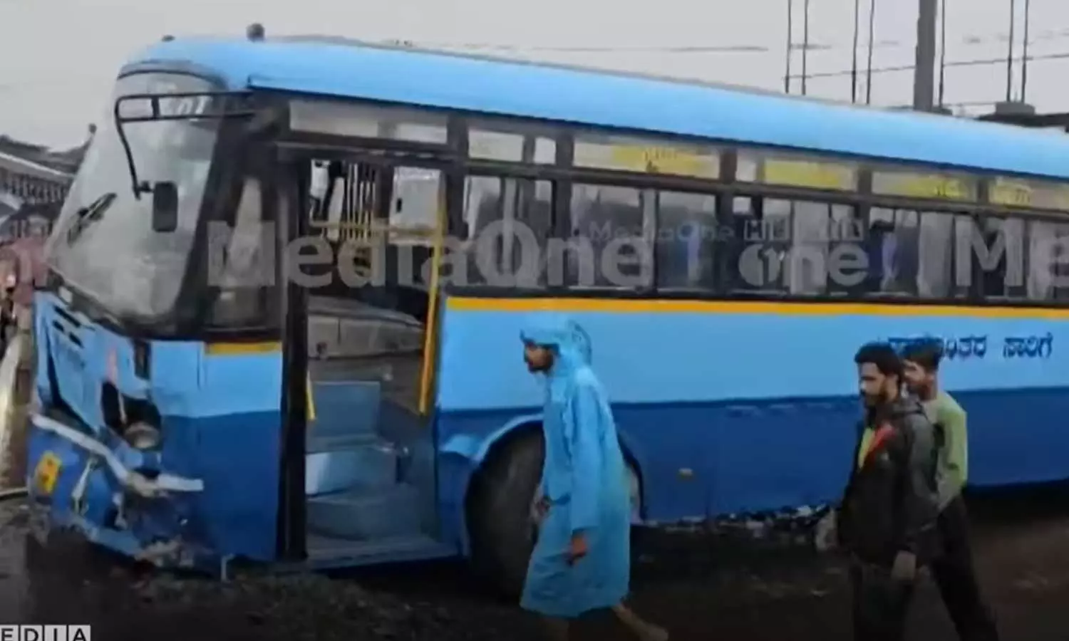 ബസ് നിയന്ത്രണം വിട്ട് ഓട്ടോറിക്ഷയിലിടിച്ചു; ആറ് മരണം