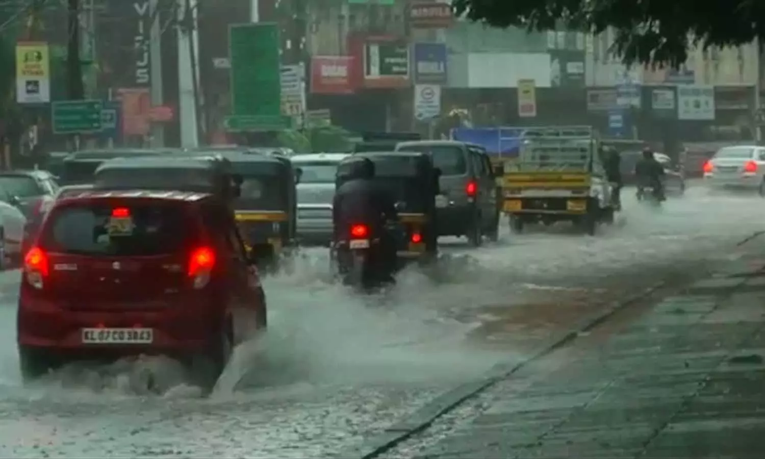 സംസ്ഥാനത്ത് മഴ കനക്കുന്നു; ആറ് ജില്ലകളില്‍ ഓറഞ്ച് അലര്‍ട്ട്