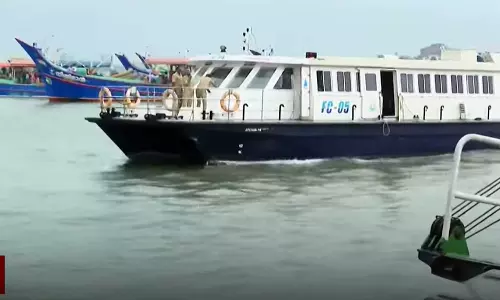 ബോട്ടിന് ഭീമമായ പിഴ ചുമത്തി; വൈപ്പിനിൽ മത്സ്യത്തൊഴിലാളികളുടെ പ്രതിഷേധം, വാട്ടർമെട്രോ തടസ്സപ്പെട്ടു ബോട്ടിന് ഭീമമായ പിഴ ചുമത്തി; വൈപ്പിനിൽ മത്സ്യത്തൊഴിലാളികളുടെ പ്രതിഷേധം, വാട്ടർമെട്രോ തടസ്സപ്പെട്ടു