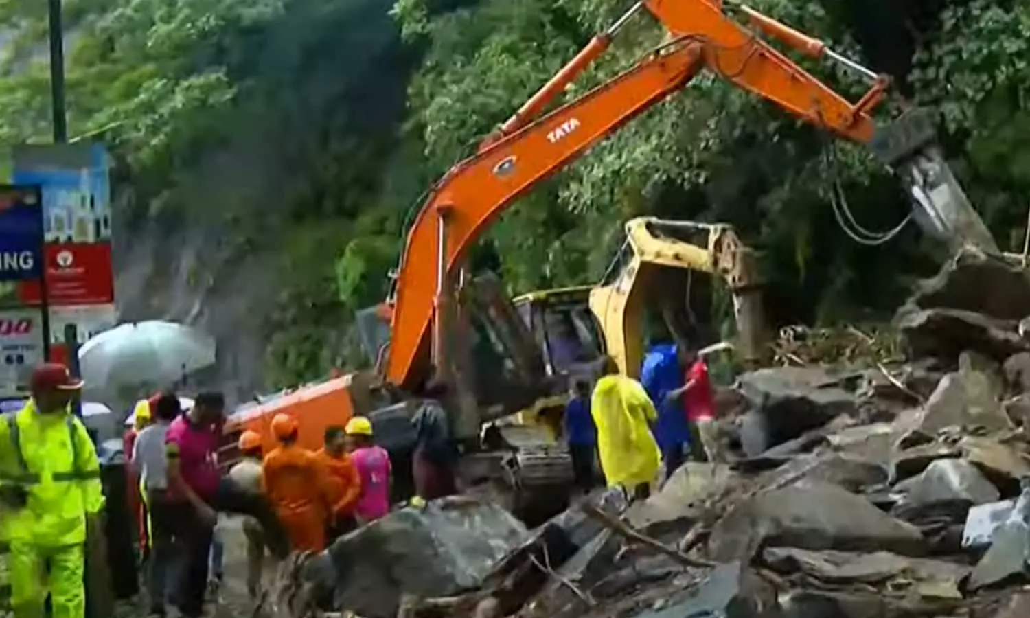താമരശേരി ചുരത്തിൽ ഗതാഗത നിയന്ത്രണം തുടരും; ഒറ്റവരിയായി ചെറുവാഹനങ്ങൾ കടത്തി വിടും,ഭാരമേറിയ വാഹനങ്ങള് അനുവദിക്കില്ല താമരശേരി ചുരത്തിൽ ഗതാഗത നിയന്ത്രണം തുടരും; ഒറ്റവരിയായി ചെറുവാഹനങ്ങൾ കടത്തി വിടും,ഭാരമേറിയ വാഹനങ്ങള് അനുവദിക്കില്ല