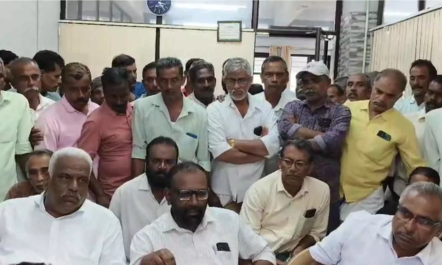 ടൗൺഷിപ്പിനായി ഭൂമി ഏറ്റെടുത്തപ്പോൾ നൽകിയ വാഗ്ദാനം പാലിച്ചില്ല; ലേബർ ഓഫീസറെ ഉപരോധിച്ച് എൽസ്റ്റൺ എസ്‌റ്റേറ്റ് തൊഴിലാളികൾ