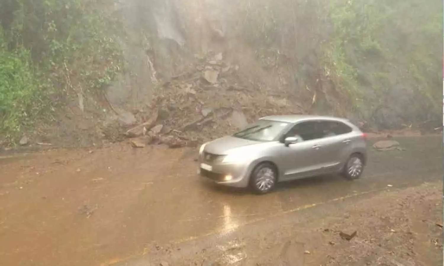 Large vehicles will be allowed to pass through Thamarassery Pass with restrictions Large vehicles will be allowed to pass through Thamarassery Pass with restrictions