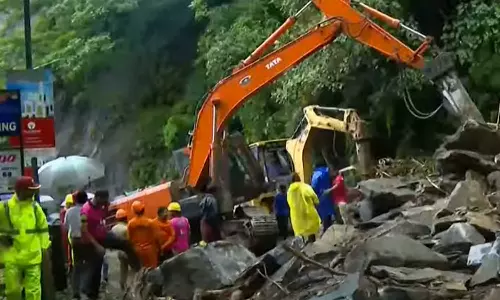 താമരശേരി ചുരത്തിൽ ഗതാഗത നിയന്ത്രണം തുടരും; ഒറ്റവരിയായി ചെറുവാഹനങ്ങൾ കടത്തി വിടും,ഭാരമേറിയ വാഹനങ്ങള് അനുവദിക്കില്ല താമരശേരി ചുരത്തിൽ ഗതാഗത നിയന്ത്രണം തുടരും; ഒറ്റവരിയായി ചെറുവാഹനങ്ങൾ കടത്തി വിടും,ഭാരമേറിയ വാഹനങ്ങള് അനുവദിക്കില്ല