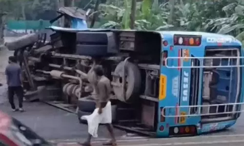 തൃശൂർ കൈപ്പറമ്പിൽ ബസ് മറിഞ്ഞ് 10 പേർക്ക് പരിക്ക്; ഒരാളുടെ നില ഗുരുതരം