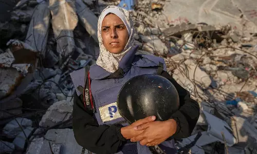 നീ എന്‍റെ ഹൃദയവും ആത്മാവുമാണ്, ഞാൻ മരിക്കുമ്പോൾ എനിക്കുവേണ്ടി കരയാതെ പ്രാര്‍ഥിക്കുക; ഗസ്സയിൽ കൊല്ലപ്പെട്ട മാധ്യമപ്രവര്‍ത്തക മറിയം അബു ദഖ മകനെഴുതിയ വികാരനിര്‍ഭരമായ കത്ത്