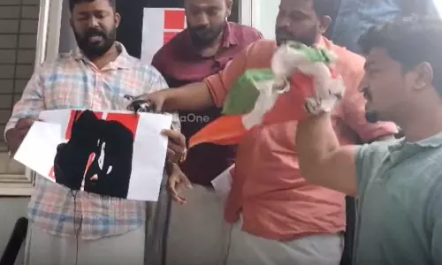 സഹപ്രവർത്തകനിൽ നിന്ന് ദുരനുഭവം ഉണ്ടായെന്ന മുൻ ജീവനക്കാരിയുടെ ഫേസ്ബുക്ക് പോസ്റ്റ്; റിപ്പോർട്ടർ ടിവിയുടെ ഓഫീസിൽ കരി ഓയിൽ ഒഴിച്ച് യൂത്ത് കോൺഗ്രസ് പ്രതിഷേധം