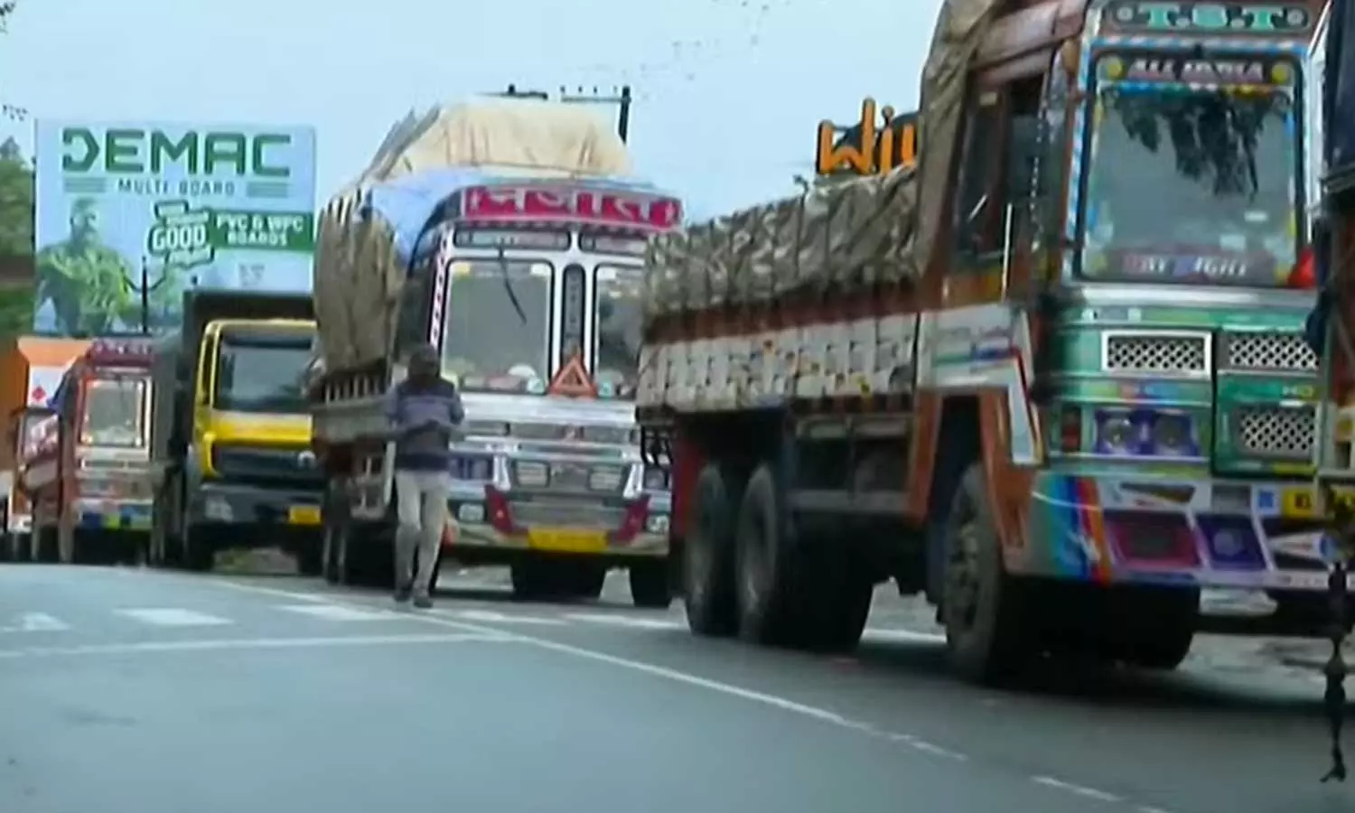 ഇന്നലെ രാത്രിമുതൽ മഴ പെയ്തിട്ടില്ല,എന്തിനാണ് ഞങ്ങളെ തടഞ്ഞുവെക്കുന്നത്; താമരശ്ശേരി ചുരത്തില്‍ കുടുങ്ങി ലോറി ഡ്രൈവര്‍മാര്‍