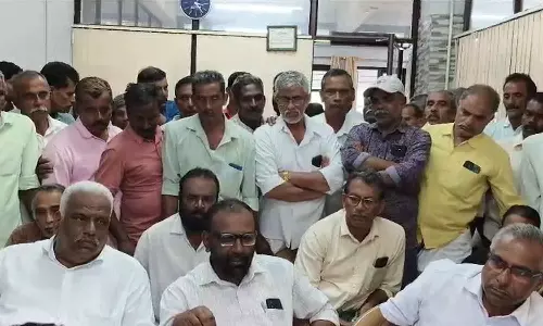 ടൗൺഷിപ്പിനായി ഭൂമി ഏറ്റെടുത്തപ്പോൾ നൽകിയ വാഗ്ദാനം പാലിച്ചില്ല; ലേബർ ഓഫീസറെ ഉപരോധിച്ച് എൽസ്റ്റൺ എസ്‌റ്റേറ്റ് തൊഴിലാളികൾ