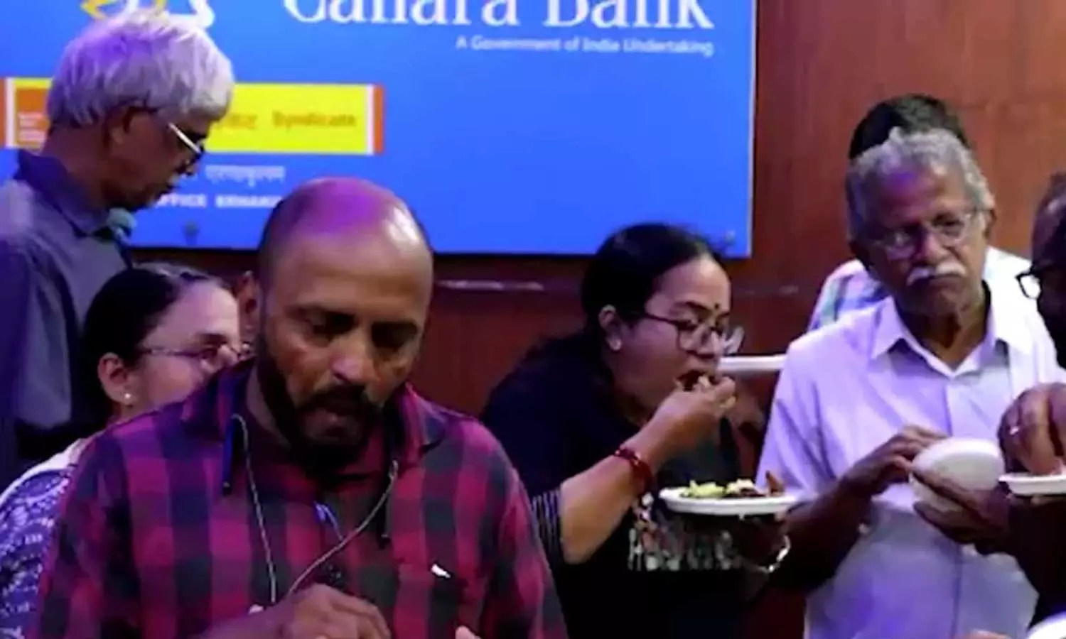 കനറാ ബാങ്ക് റീജണല്‍ ഓഫീസില്‍ ബീഫ് നിരോധനം ;ബീഫ് വിളമ്പി ജീവനക്കാരുടെ പ്രതിഷേധം