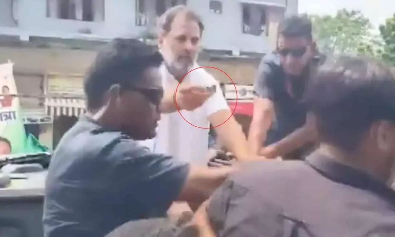 കരിങ്കൊടി കാണിച്ച യുവമോർച്ച പ്രവർത്തകർക്ക് ചോക്ലേറ്റ് നൽകി രാഹുൽ ഗാന്ധി