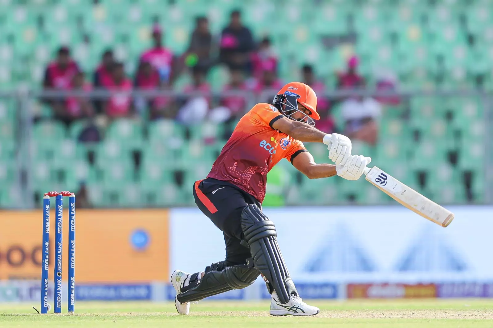 കട്ടക്കലിപ്പിൽ സൽമാൻ; അവസാന 12 പന്തിൽ പിറന്നത് 11 സിക്സറുകൾ