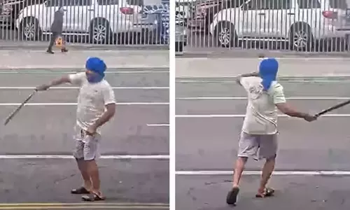 നടുറോഡിൽ ആയുധവുമായി ഗട്ക അഭ്യാസം, സിഖ് വംശജനെ വെടിവെച്ചു കൊന്ന് യുഎസ് പൊലീസ്; ദൃശ്യങ്ങൾ പുറത്ത്