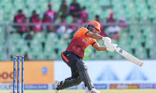 കട്ടക്കലിപ്പിൽ സൽമാൻ; അവസാന 12 പന്തിൽ പിറന്നത് 11 സിക്സറുകൾ