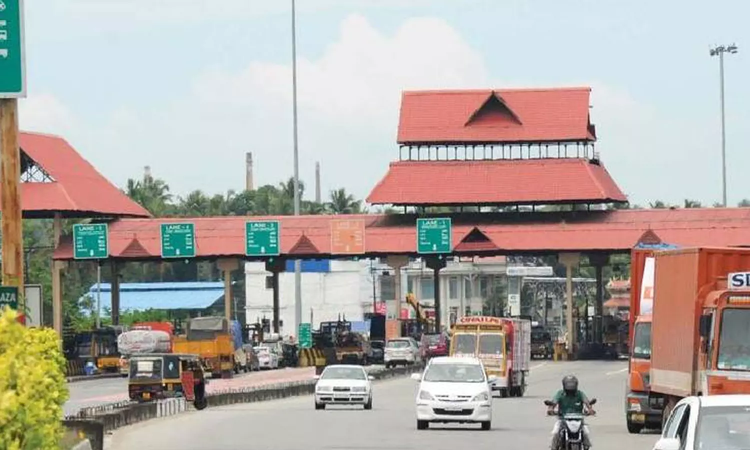 പാലിയേക്കരയിൽ ടോൾ നിരക്ക് ഉയർത്തി പാലിയേക്കരയിൽ ടോൾ നിരക്ക് ഉയർത്തി