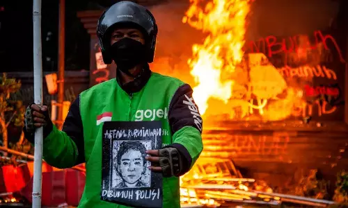 പ്രതിഷേധത്തിനിടെ പൊലീസ് വണ്ടി ഇടിച്ച് യുവാവ് കൊല്ലപ്പെട്ടു; ഇന്തോനേഷ്യയിൽ ജനകീയ പ്രക്ഷോഭം ആളിക്കത്തുന്നു