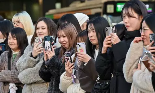 ‘സ്മാർട് ഫോൺ ഉപയോഗം ദിവസവും രണ്ട് മണിക്കൂറിലൊതുക്കണം’; മൊബൈലിന് പൂട്ടിടാനൊരുങ്ങി ജപ്പാൻ നഗരം