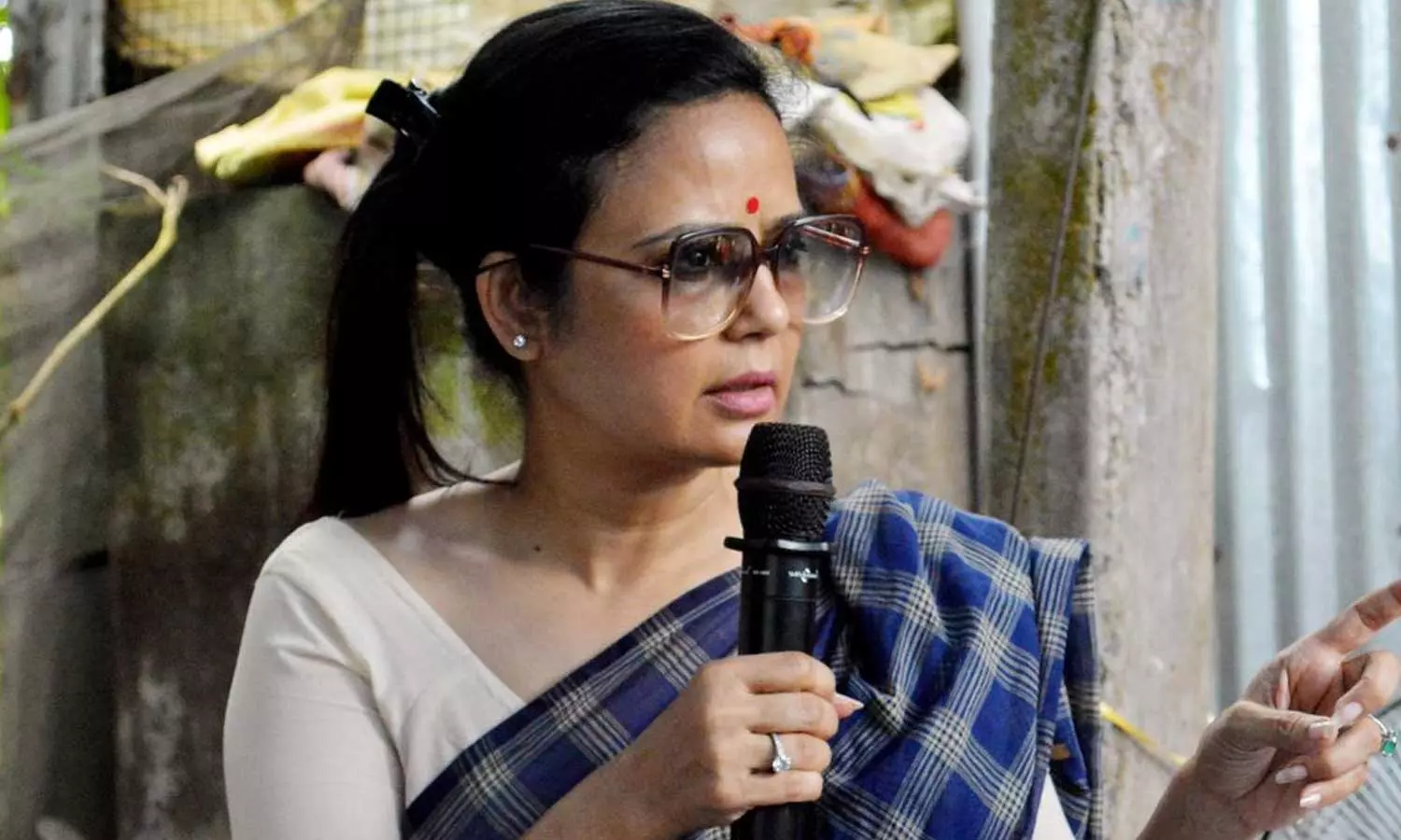 അമിത് ഷായുടെ തലവെട്ടി മേശപ്പുറത്ത് വെക്കണമെന്ന് മഹുവ മൊയ്ത്ര; കേസെടുത്ത് പൊലീസ്