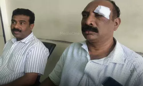 ബൈക്കിൽ സഞ്ചരിക്കുമ്പോൾ കാട്ടാന ആക്രമിച്ചു; അത്ഭുതകരമായി രക്ഷപ്പെട്ട് സഹോദരങ്ങൾ