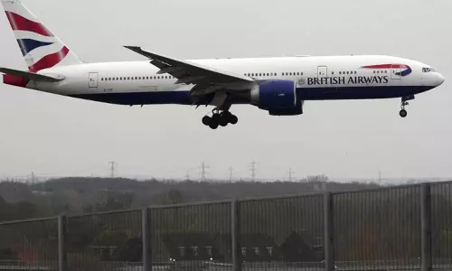 നഗ്നനായി, വിയർത്ത് കുളിച്ച് ഫ്‌ളൈറ്റ് അറ്റൻഡന്റ്‌; വിമാനയാത്രക്കിടെ ലഹരി ഉപയോഗിച്ച് ബ്രിട്ടീഷ് എയർവേസ് ജീവനക്കാരൻ