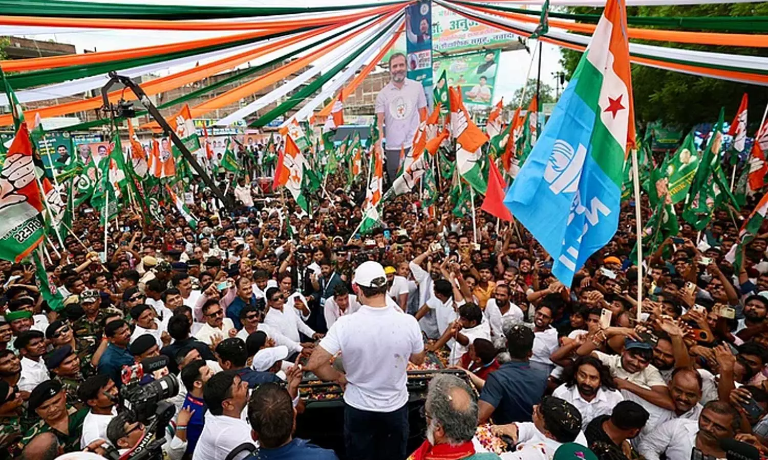 വോട്ടർ അധികാർ യാത്രയുടെ ആവേശത്തിൽ ഇൻഡ്യ സഖ്യം; രാഹുൽ ഗാന്ധിയുടെ അടുത്ത നീക്കത്തിൽ കണ്ണുനട്ട് രാജ്യം വോട്ടർ അധികാർ യാത്രയുടെ ആവേശത്തിൽ ഇൻഡ്യ സഖ്യം; രാഹുൽ ഗാന്ധിയുടെ അടുത്ത നീക്കത്തിൽ കണ്ണുനട്ട് രാജ്യം