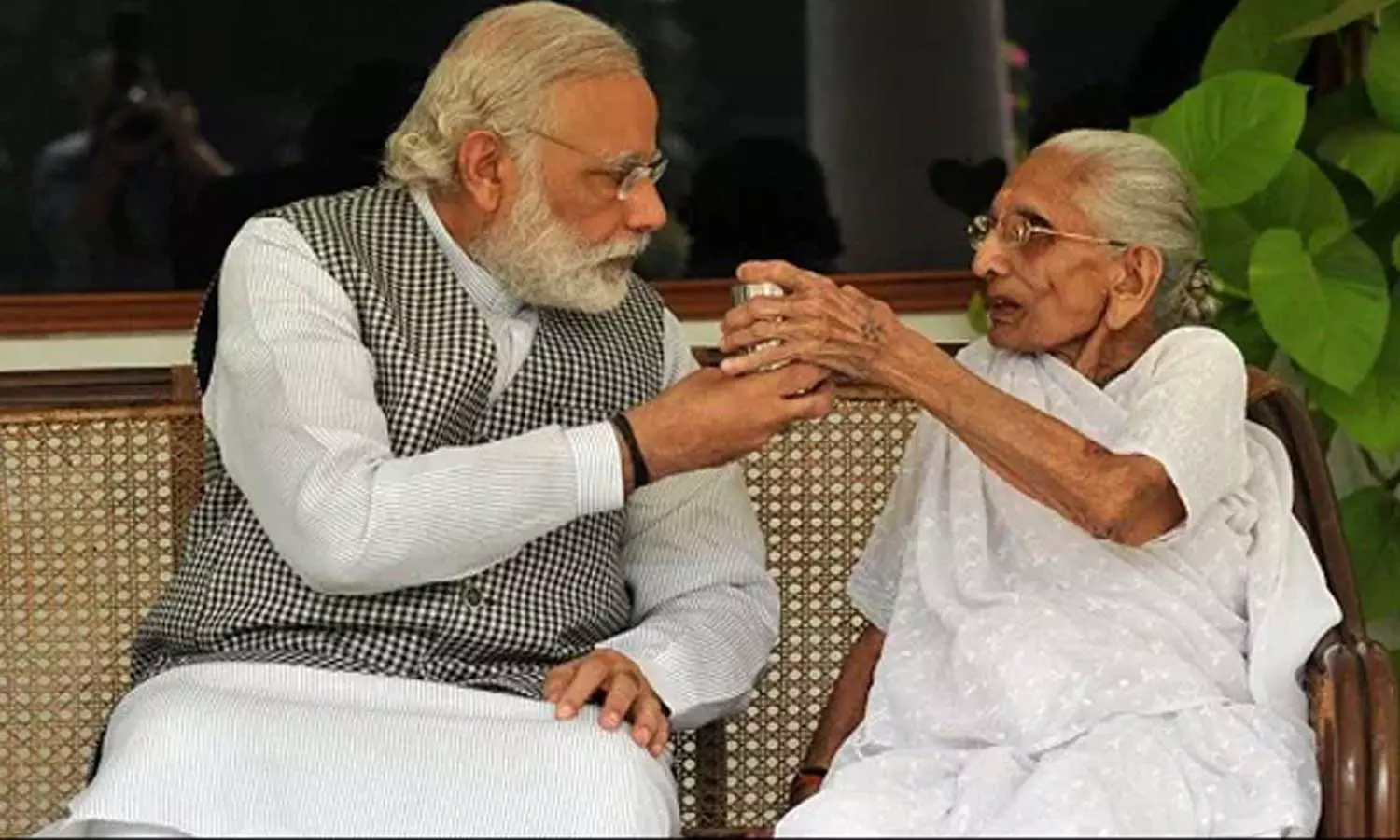 മരിച്ചുപോയ എന്റെ അമ്മയെ വരെ  ആർജെഡി-കോൺഗ്രസ് സഖ്യം അധിക്ഷേപിച്ചു;  വികാരാധീനനായി മോദി