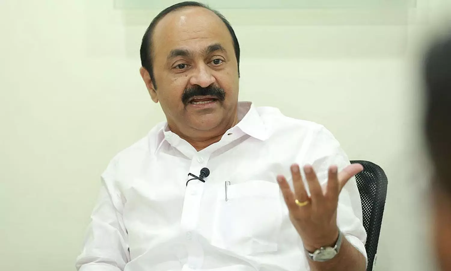 അയ്യപ്പ സംഗമത്തിന് ക്ഷണിക്കാൻ എത്തിയവരുമായി കൂടിക്കാഴ്ചക്ക് തയ്യാറാവാതെ വി.ഡി സതീശൻ