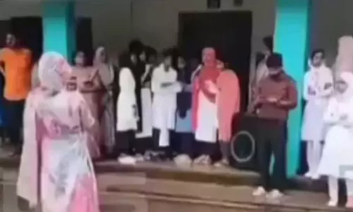 സ്വാതന്ത്ര്യദിനത്തിന് വിദ്യാര്‍ഥികള്‍ ആര്‍എസ്എസ് ഗണഗീതം പാടി; സ്‌കൂളിലേക്ക് പ്രതിഷേധം