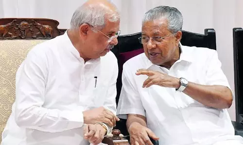 സർക്കാരിന്റെ ഓണാഘോഷ ഘോഷയാത്ര: ഫ്ലാഗ് ഓഫിന് ഗവർണറെ ക്ഷണിച്ച് മന്ത്രിമാർ