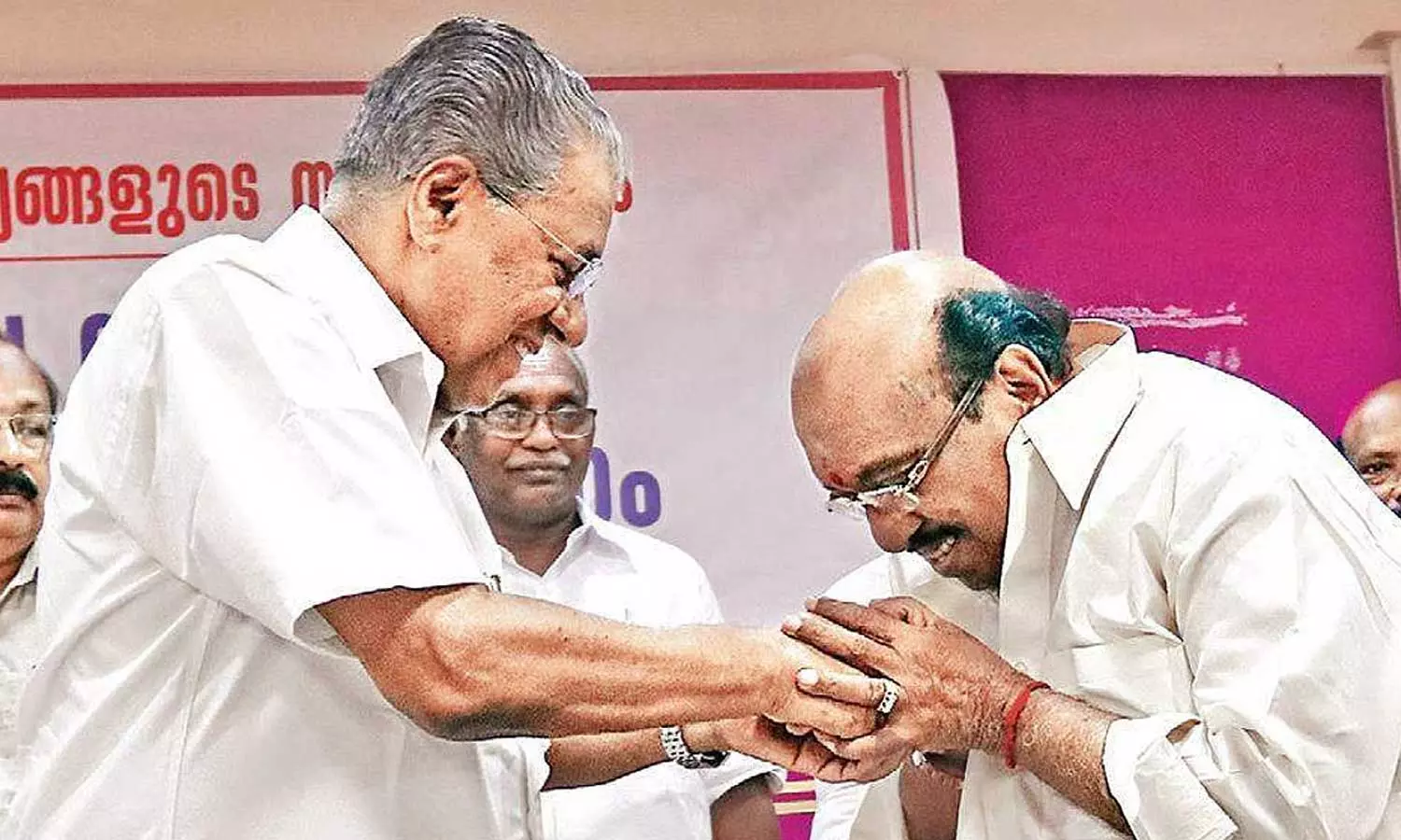 വെള്ളാപ്പള്ളിയെ ആദരിക്കുന്നത് ഔചിത്യപൂർണമായ നടപടി; മുഖ്യമന്ത്രി വെള്ളാപ്പള്ളിയെ ആദരിക്കുന്നത് ഔചിത്യപൂർണമായ നടപടി; മുഖ്യമന്ത്രി