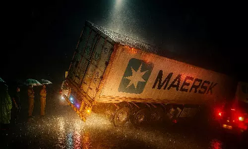 താമരശ്ശേരി ചുരം ആറാം വളവില്‍ വീണ്ടും കണ്ടെയ്‌നര്‍ ലോറി കുടുങ്ങി