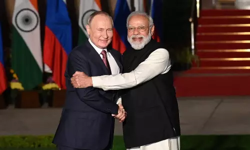 വീണ്ടും എണ്ണവില കുറച്ച് റഷ്യ; ഇന്ത്യക്കാർ ഇപ്പോഴും പെട്രോളും ഡീസലും വാങ്ങുന്നത് 106 ഉം 95 ഉം രൂപക്ക്; ലാഭം കമ്പനികൾക്ക് മാത്രം