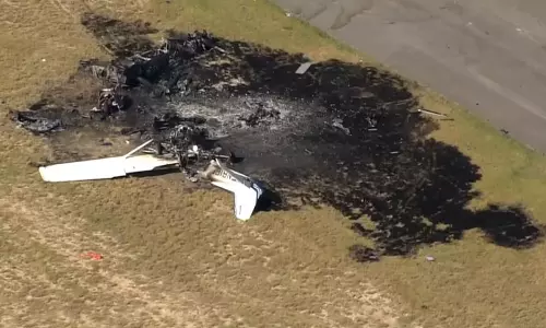 ലാൻഡ് ചെയ്യാൻ ശ്രമിച്ചത് ഒരേസമയം; വിമാനങ്ങൾ കൂട്ടിയിടിച്ച് കത്തിയമർന്നു