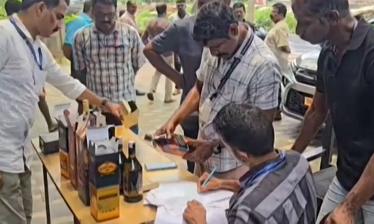 ബാറിൽ നിന്ന് പണപ്പിരിവ്; തൃശൂരിൽ കൈക്കൂലി വാങ്ങുന്നതിനിടെ എക്സൈസ് ഇൻസ്പെക്ടർ പിടിയിൽ ബാറിൽ നിന്ന് പണപ്പിരിവ്; തൃശൂരിൽ കൈക്കൂലി വാങ്ങുന്നതിനിടെ എക്സൈസ് ഇൻസ്പെക്ടർ പിടിയിൽ