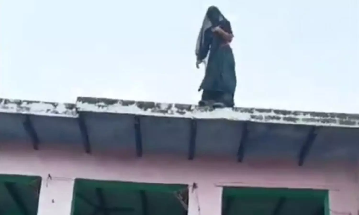 അഞ്ച് ലക്ഷവും ബുള്ളറ്റും നൽകണം ഉത്തർപ്രദേശിൽ സ്ത്രീധന പീഡനത്തെ തുടർന്ന് യുവതി മേൽക്കൂരയിൽ നിന്ന് ചാടി