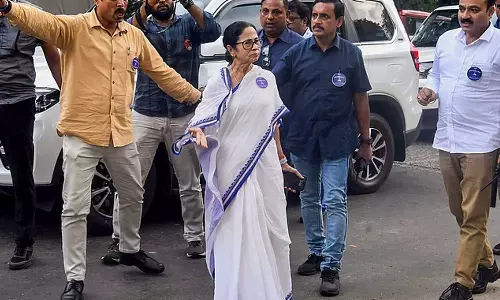 ചിലപ്പോൾ അമേരിക്കയോടും ഇപ്പോൾ ചൈനയോടും യാചിക്കുന്നു; മോദിക്കെതിരെ മമതാ ബാനർജി