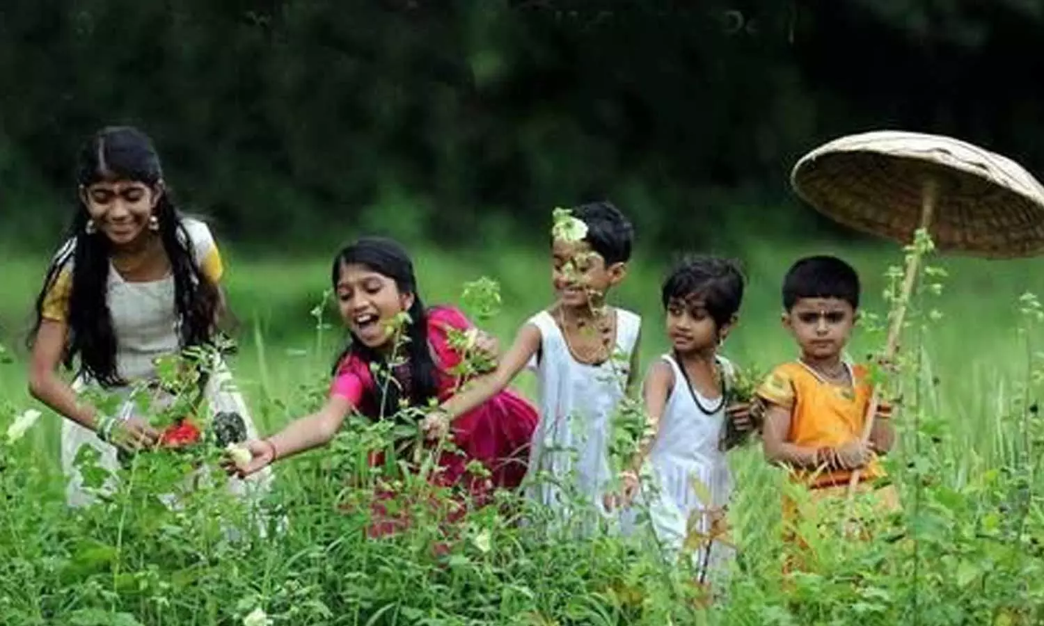 പൂക്കളും പൂവിളിയുമായി തിരുവോണ നിറവിൽ മലയാളികൾ പൂക്കളും പൂവിളിയുമായി തിരുവോണ നിറവിൽ മലയാളികൾ