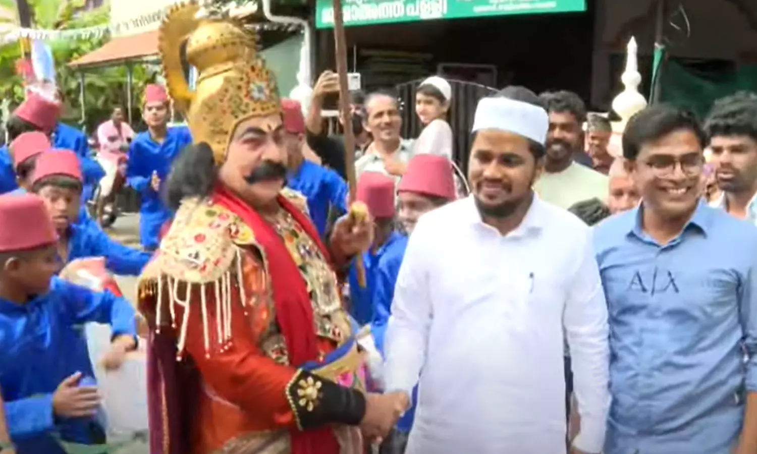 നബിദിനറാലിക്കെത്തി മാവേലി; ദഫ്മുട്ടുമായി വരവേറ്റ് നാട്ടുകാര്‍