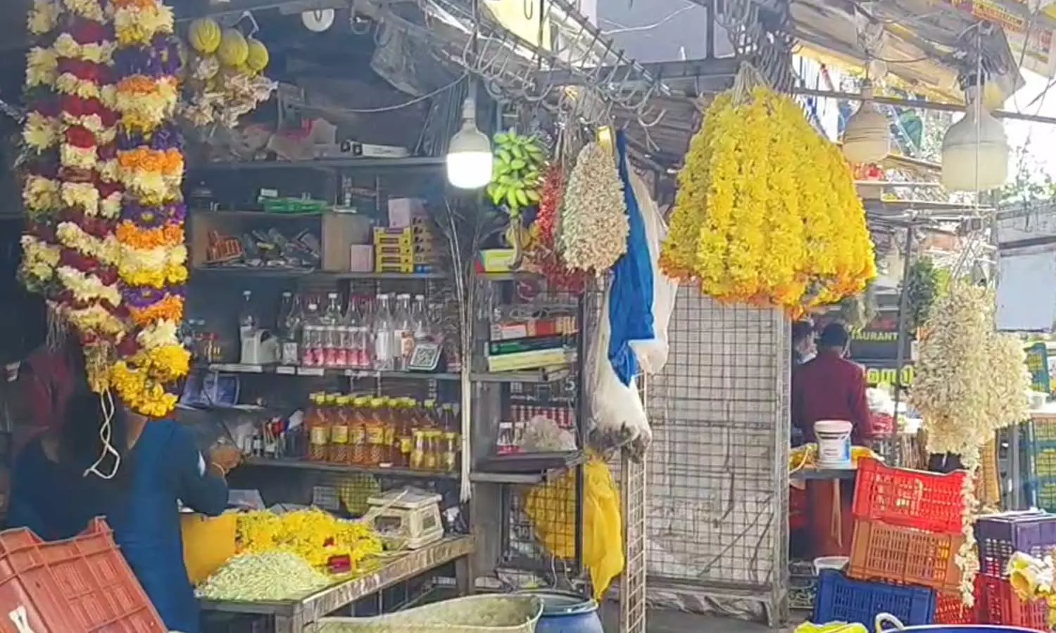 തിരുവനന്തപുരത്ത് പൂക്കടയിൽ കത്തിക്കുത്ത് തിരുവനന്തപുരത്ത് പൂക്കടയിൽ കത്തിക്കുത്ത്