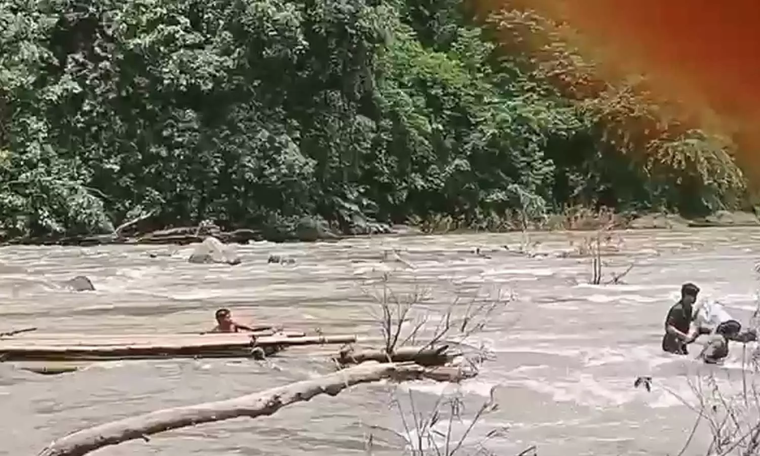 മലപ്പുറം നിലമ്പൂരിൽ പുഴ കടക്കുന്നതിനിടെ ചങ്ങാടത്തിന്റെ കയർ പൊട്ടി ആദിവാസികൾ ഒഴുക്കിൽപ്പെട്ടു