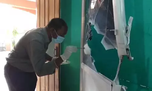 തമിഴ്‌നാട്ടിൽ പിഎംകെ ഓഫീസിലേക്ക് ബോംബെറിഞ്ഞു; ബാത്ത്റൂമിൽ കയറി രക്ഷപ്പെട്ട് നേതാവ്