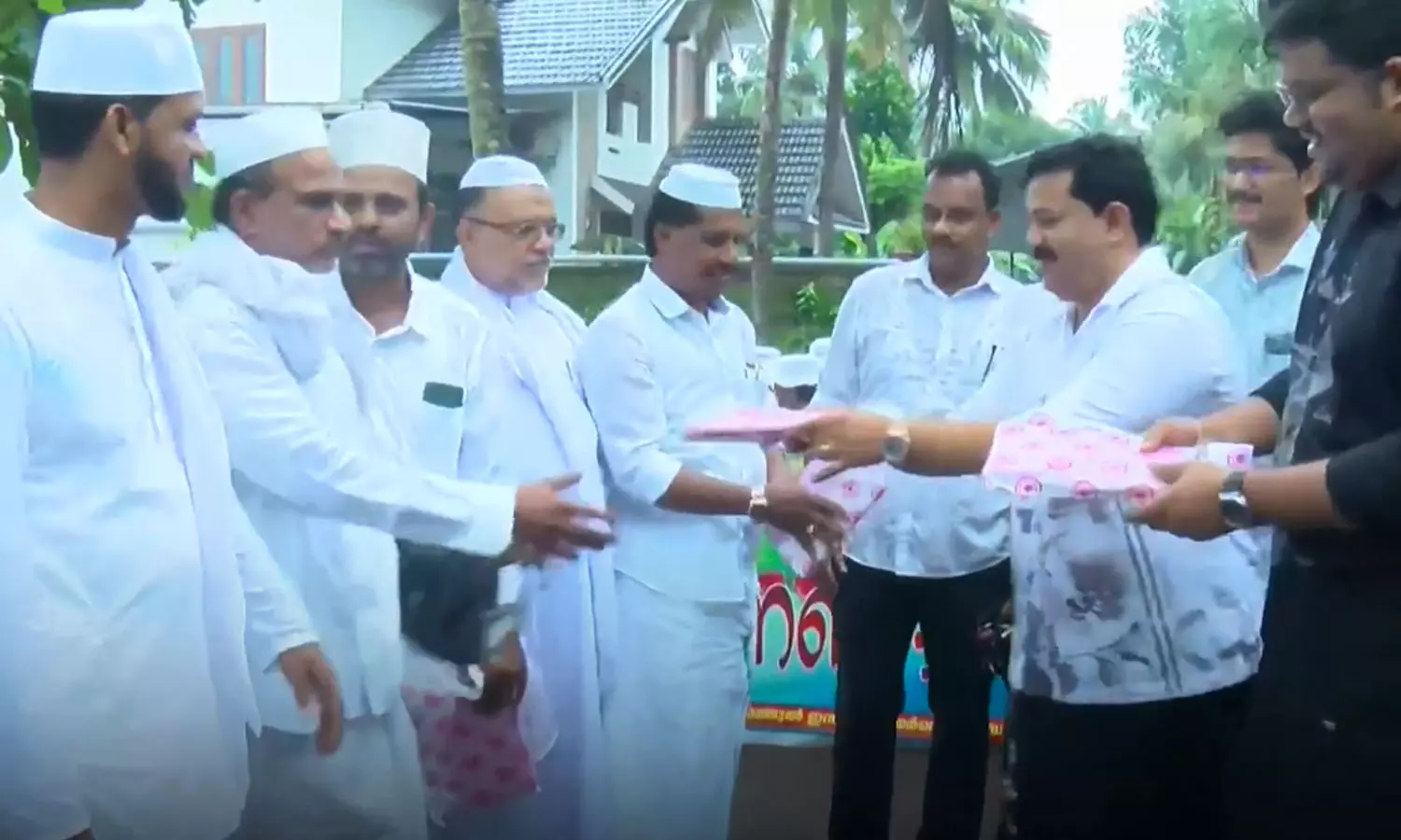 മലപ്പുറത്ത് മദ്രസാ ഉസ്താദുമാർക്ക് ഓണപ്പുടവ നൽകി കുടുംബം മലപ്പുറത്ത് മദ്രസാ ഉസ്താദുമാർക്ക് ഓണപ്പുടവ നൽകി കുടുംബം