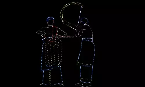 ഓണാഘോഷത്തിന് ആവേശം പകർന്ന് ഡ്രോൺ പ്രദർശനം; മുഖ്യമന്ത്രിയുടെ ചിത്രവും പ്രദർശിപ്പിച്ചു