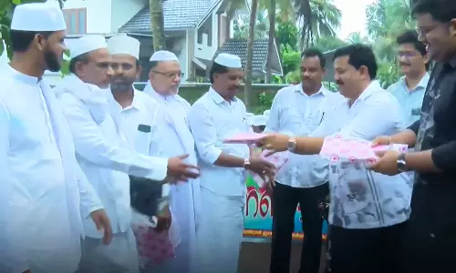 മലപ്പുറത്ത് മദ്രസാ ഉസ്താദുമാർക്ക് ഓണപ്പുടവ നൽകി കുടുംബം