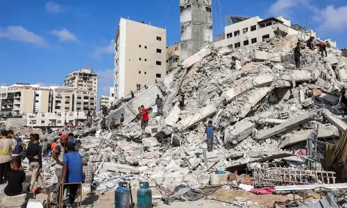 ഗസ്സയിൽ ആക്രമണം കടുപ്പിച്ച് ഇസ്രായേൽ;ബഹുനില കെട്ടിടങ്ങളും താമസ കേന്ദ്രങ്ങളും തകർത്തു