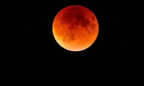 ചന്ദ്രൻ ചുവപ്പണിയും; കുവൈത്തിൽ ഇന്ന് രാത്രി പൂർണ ചന്ദ്രഗ്രഹണം ദൃശ്യമാകും