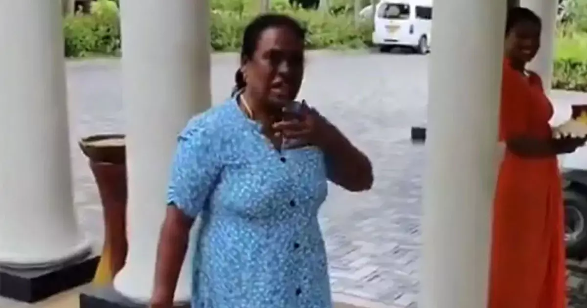 വീട്ടിൽ 30 വർഷം പണിയെടുത്ത ജോലിക്കാരിയെ ശ്രീലങ്കയിലെത്തി കണ്ട് കുവൈത്ത് പൗരൻ