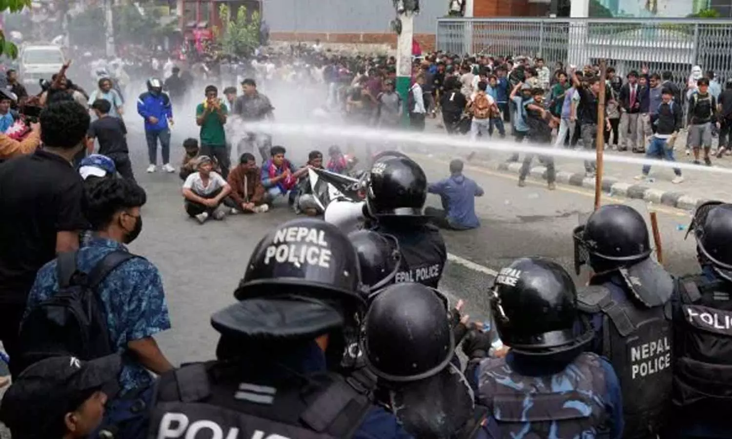 നേപ്പാളിൽ ജെൻ സി കലാപം പടരുന്നു, മരണം 19 ആയി, ആഭ്യന്തരമന്ത്രി രാജിവെച്ചു