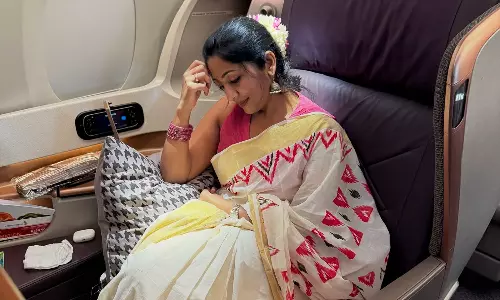 നവ്യയുടെ ഒന്നര ലക്ഷം രൂപ വിലയുള്ള ഫോട്ടോ ഓസ്‌ട്രേലിയയിൽ മുല്ലപ്പൂ പ്രശ്‌നക്കാരനായതിന്റെ കാരണമറിയാം